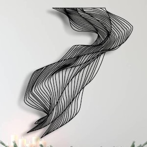Puede incluir: Escultura de arte mural de metal negro con un diseño abstracto y fluido. La obra de arte presenta numerosas líneas paralelas que se curvan y giran, creando una estética dinámica y moderna. La escultura está montada en una pared blanca.