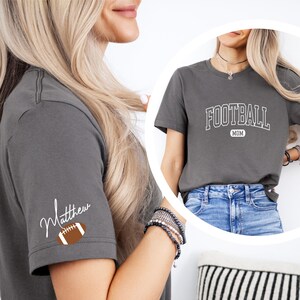 Custom Football Mom Shirt, Football Shirt Women, Retro Football Shirt, Sports Mom Gifts, Comfort Colors® T-shirt afbeelding 4