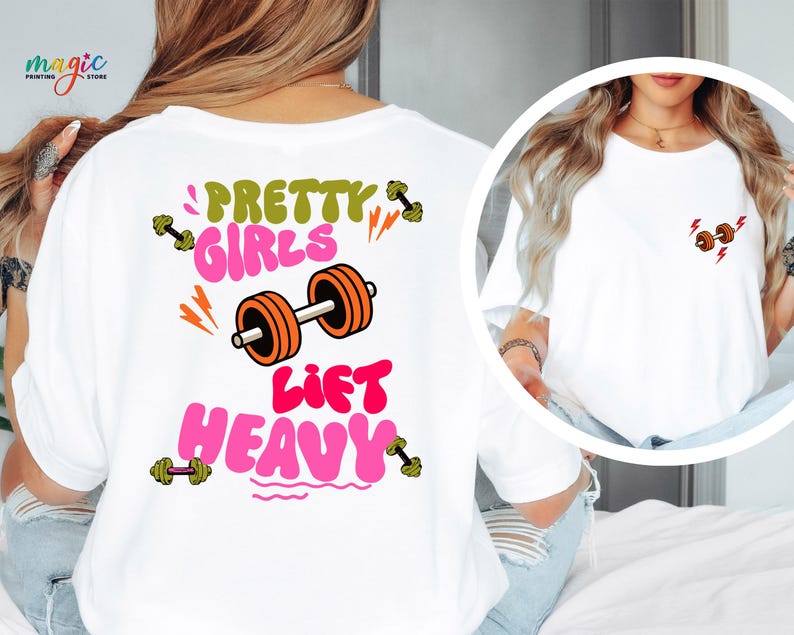 Puede incluir: Camiseta blanca con el texto "PRETTY GIRLS LIFT HEAVY" en rosa y verde, junto con un gr&aacute;fico de barra. La camiseta tambi&eacute;n presenta un peque&ntilde;o gr&aacute;fico de barra en la parte delantera. El dise&ntilde;o incluye acentos naranjas y amarillos.