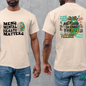 Może przedstawiać: Beżowa koszulka z grafiką m&oacute;zgu i tekstem "Men's Mental Health Matters" z przodu. Z tyłu koszulka ma grafikę m&oacute;zgu z tekstem "It's okay to be not okay. Men need to know it's okay to talk about feelings. You need support."