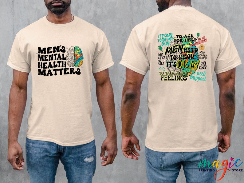 Może przedstawiać: Beżowa koszulka z grafiką m&oacute;zgu i tekstem "Men's Mental Health Matters" z przodu. Z tyłu koszulka ma grafikę m&oacute;zgu z tekstem "It's okay to be not okay. Men need to know it's okay to talk about feelings. You need support."
