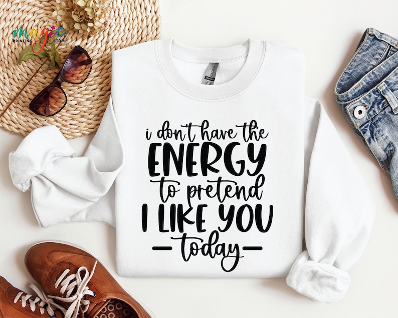 Puede incluir: Sudadera blanca con texto negro que dice "No tengo la energ&iacute;a para fingir que me gustas hoy."