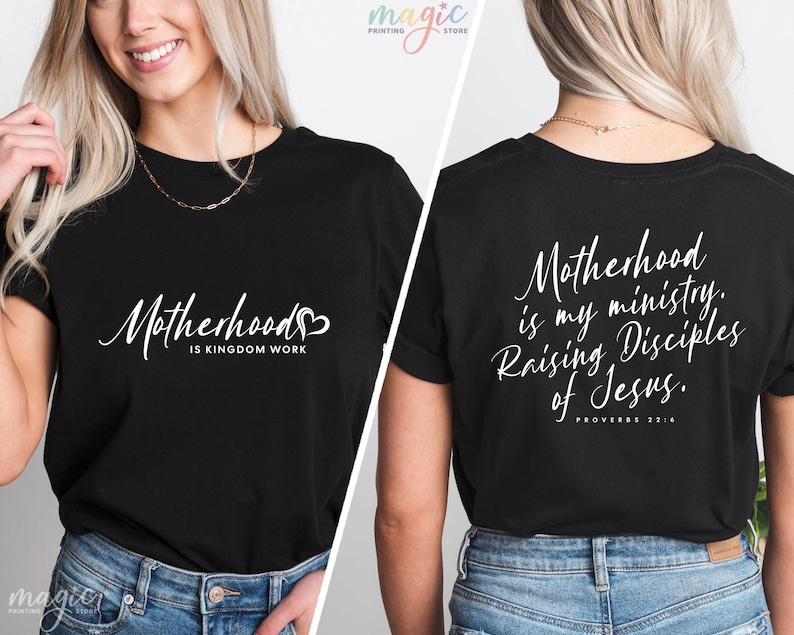 K&ouml;nnte beinhalten: Schwarzes T-Shirt mit wei&szlig;em Text, der auf der Vorderseite "Motherhood is Kingdom Work" und auf der R&uuml;ckseite "Motherhood is my ministry. Raising Disciples of Jesus. Proverbs 22:6" lautet.