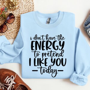 Puede incluir: Sudadera azul claro con texto negro que dice "No tengo la energ&iacute;a para fingir que me gustas - hoy - "