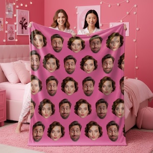 Può includere: Una coperta rettangolare in pile con un motivo ripetuto di due volti distinti stampati su uno sfondo rosa a tinta unita. Il design è composto da file alternate di una persona con capelli castani corti e una persona con la barba.