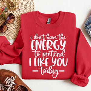Puede incluir: Sudadera roja con texto blanco que dice "No tengo la energ&iacute;a para fingir que me gustas - hoy -"
