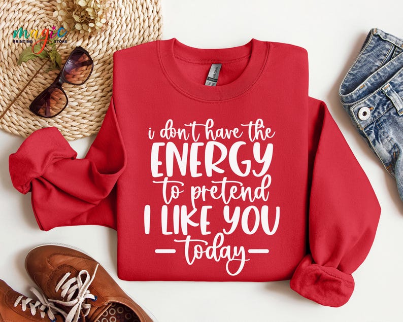 Puede incluir: Sudadera roja con texto blanco que dice "No tengo la energ&iacute;a para fingir que me gustas - hoy -"