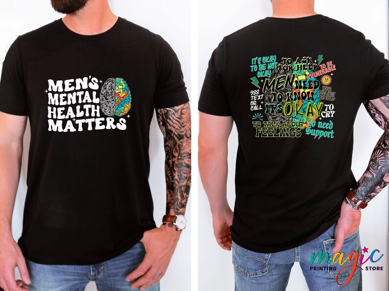 Może przedstawiać: Czarny T-shirt z białym nadrukiem z przodu, kt&oacute;ry m&oacute;wi "Men's Mental Health Matters" i kolorową grafiką m&oacute;zgu. Tył koszulki ma kolorową grafikę z tekstem "W porządku jest prosić o pomoc. Mężczyźni muszą wiedzieć, że w porządku jest płakać. Rozmawiać o swoich uczuciach. Potrzebować wsparcia."