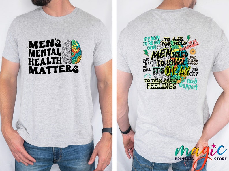 Może przedstawiać: Szara koszulka z kolorowym grafiką m&oacute;zgu i tekstem "Men's Mental Health Matters" z przodu. Z tyłu koszulka ma kolorową grafikę m&oacute;zgu z tekstem "W porządku jest prosić o pomoc. Mężczyźni muszą wiedzieć, że w porządku jest rozmawiać o uczuciach. Potrzebujesz wsparcia."