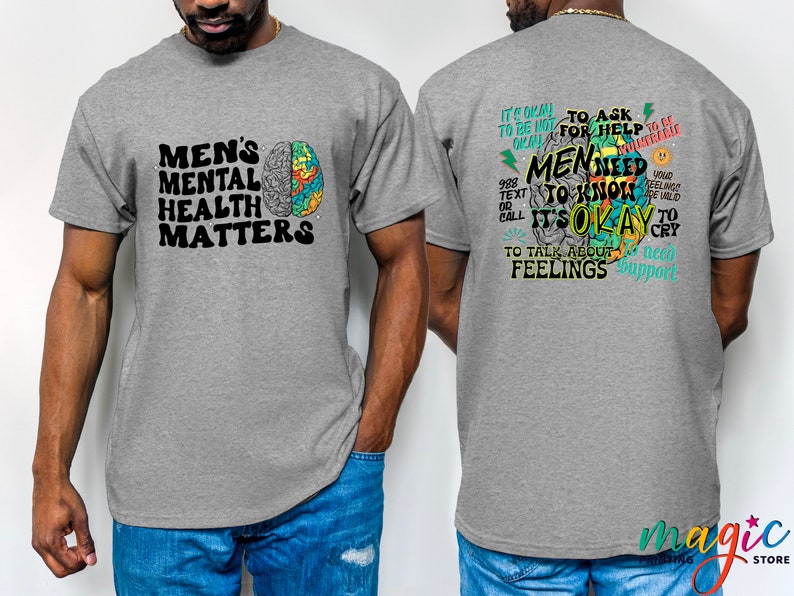 Może przedstawiać: Szary T-shirt z kolorową grafiką m&oacute;zgu i tekstem "Men's Mental Health Matters" z przodu. Z tyłu T-shirt ma kolorową grafikę m&oacute;zgu z tekstem "W porządku jest prosić o pomoc. Mężczyźni muszą wiedzieć, że w porządku jest rozmawiać o uczuciach. Potrzebujesz wsparcia."