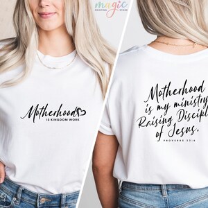 K&ouml;nnte beinhalten: Wei&szlig;es T-Shirt mit dem Text "Motherhood is Kingdom Work" auf der Vorderseite und "Motherhood is my ministry. Raising Disciples of Jesus. Proverbs 22:6" auf der R&uuml;ckseite.