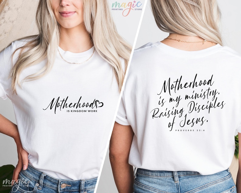 K&ouml;nnte beinhalten: Wei&szlig;es T-Shirt mit dem Text "Motherhood is Kingdom Work" auf der Vorderseite und "Motherhood is my ministry. Raising Disciples of Jesus. Proverbs 22:6" auf der R&uuml;ckseite.