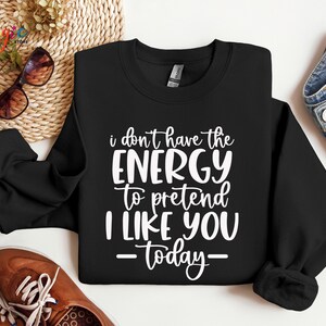 Puede incluir: Sudadera negra con texto blanco que dice "No tengo la energ&iacute;a para fingir que me gustas - hoy -"