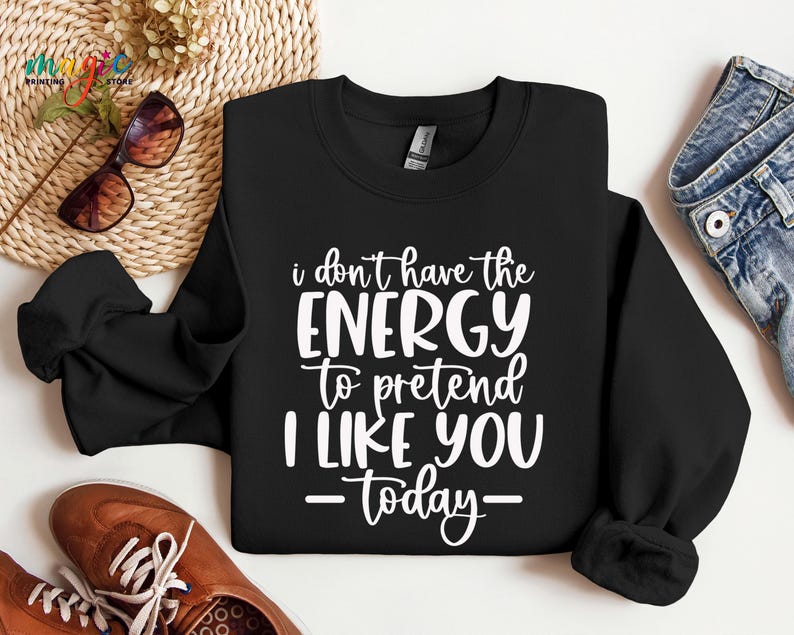 Puede incluir: Sudadera negra con texto blanco que dice "No tengo la energ&iacute;a para fingir que me gustas - hoy -"