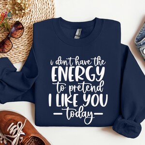 Puede incluir: Sudadera azul marino con texto blanco que dice "No tengo la energ&iacute;a para fingir que me gustas - hoy -"