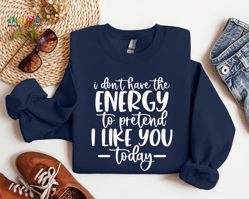Puede incluir: Sudadera azul marino con texto blanco que dice "No tengo la energ&iacute;a para fingir que me gustas - hoy -"