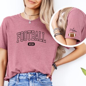 Custom Football Mom Shirt, Football Shirt Women, Retro Football Shirt, Sports Mom Gifts, Comfort Colors® T-shirt afbeelding 5