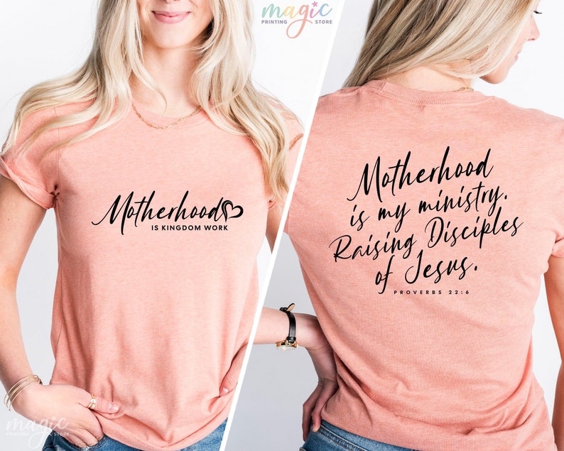K&ouml;nnte beinhalten: Ein pfirsichfarbenes T-Shirt mit dem Text "Motherhood is Kingdom Work" auf der Vorderseite und "Motherhood is my ministry. Raising Disciples of Jesus. Proverbs 22:6" auf der R&uuml;ckseite.