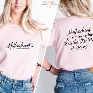 K&ouml;nnte beinhalten: Rosa T-Shirt mit dem Text "Motherhood is Kingdom Work" auf der Vorderseite und "Motherhood is my ministry. Raising Disciples of Jesus. Proverbs 22:6" auf der R&uuml;ckseite.