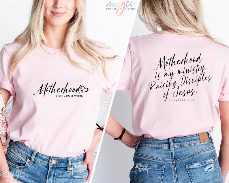 K&ouml;nnte beinhalten: Rosa T-Shirt mit dem Text "Motherhood is Kingdom Work" auf der Vorderseite und "Motherhood is my ministry. Raising Disciples of Jesus. Proverbs 22:6" auf der R&uuml;ckseite.
