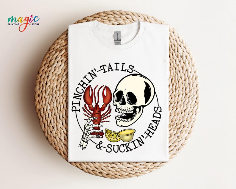 K&ouml;nnte beinhalten: Wei&szlig;es T-Shirt mit einer schwarz-wei&szlig;en Illustration eines Sch&auml;dels und eines Hummers mit dem Text "Pinchin' Tails & Suckin' Heads".