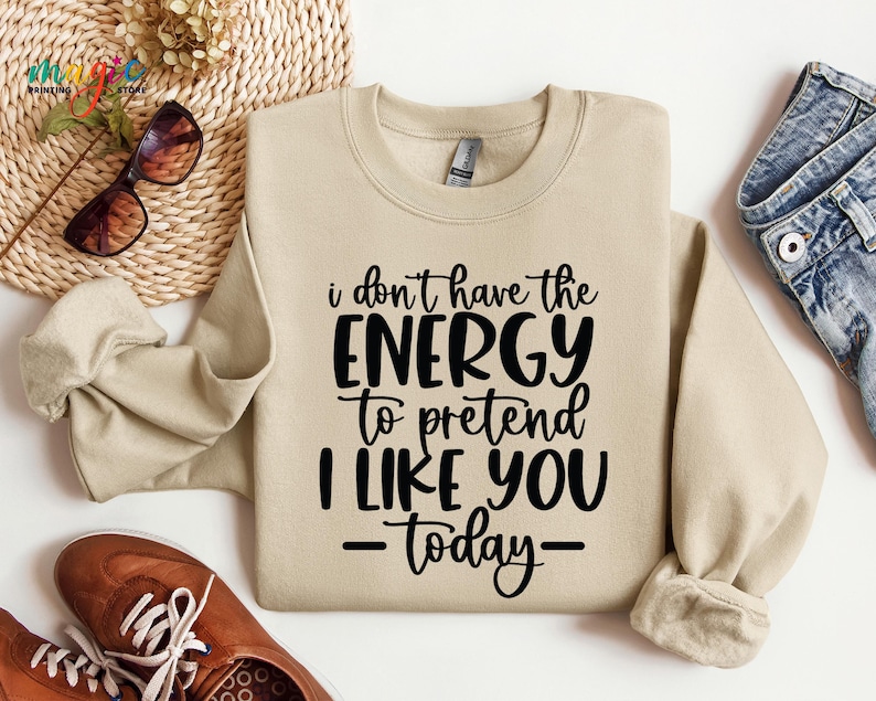 Puede incluir: Una sudadera de color beige con texto negro que dice "No tengo la energ&iacute;a para fingir que me gustas - hoy - "
