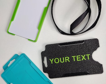 Porta credencial personalizado con cordón. Porta credencial impreso en 3D. Texto y colores personalizados. Para estudiantes, profesores, profesionales y más.