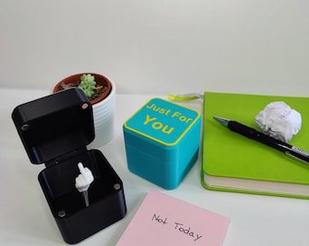 Caja de bromas para el dedo medio impresa en 3D. Regalo de broma. Regalo para el amigo invisible. Regalo de cumpleaños. Regalo para compañeros de trabajo.