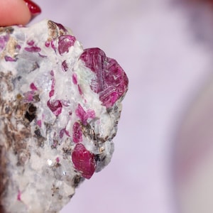 Ejemplar de Rubí con Mica (24,5 g): Cristal natural que aporta pasión, vitalidad y protección.