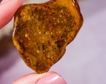 Natural Baltic Amber Crystal – Fossilized Resin Gemstone, Wellness Gift (6.8g)