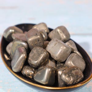 Piedras pulidas de pirita de 20 a 50 mm / Cristal de oro de los tontos / Piedra de protección / Cristal de la abundancia / Piedra de meditación / Regalo curativo / Pirita pulida