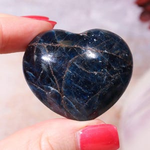 Blauer Apatit Herz Kristall - 64gr | Verkauft wie gesehen | Klarheit, Kommunikation, Manifestation und spirituelle Einsicht | Wassersicherer Stein