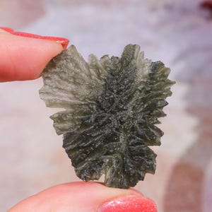 Moldavit Tektit av museumskvalitet, förvandlingssten, meteoritmineral 8,42 gr