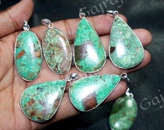 Può includere: Collezione di pendenti con pietre preziose con montature argentate. I pendenti presentano forme ovali e a goccia, con un motivo screziato verde e marrone. Per la creazione di gioielli.