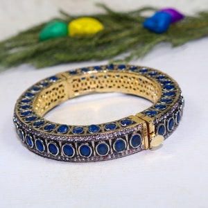 Bracelet manchette plaqué or avec imitation saphir et pierre cz