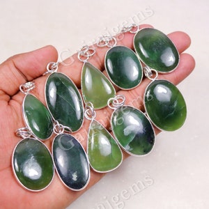 Può includere: Una collezione di dieci ciondoli in pietra preziosa verde con montature in argento. I ciondoli sono di forma ovale e a goccia.
