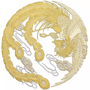 Peut inclure: Broderie circulaire dorée représentant un phénix aux ailes déployées et aux plumes de queue fluides. L'oiseau est entouré de nuages stylisés en fil d'or et d'argent, sur fond blanc. La broderie présente des détails complexes.