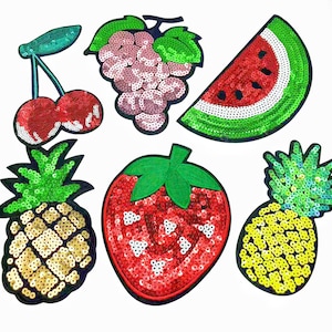 Peut inclure: Six patchs thermocollants colorés représentant différents fruits et un ananas. Les patchs sont faits de paillettes et sont parfaits pour ajouter une touche de fantaisie aux vêtements, sacs ou autres accessoires.