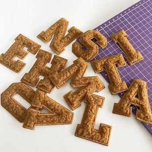 Parche bordado de chenilla con letras marrones para coser, apliques, insignias con nombre, parches del alfabeto para ropa, bolsos, accesorios de la A a la Z