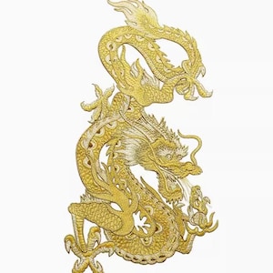 Op de afbeelding: Een gouden geborduurde patch met een gedetailleerde Chinese draak met een gekrulde staart en scherpe klauwen.
