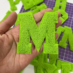Parche termoadhesivo bordado de chenilla con letras verdes, ideal para ropa, sombreros, bolsos y accesorios.