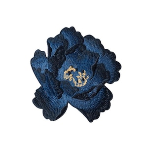 Könnte beinhalten: Ein dunkelblauer gestickter Blumen-Patch mit goldener Mitte. Die Blume ist eine Pfingstrose.