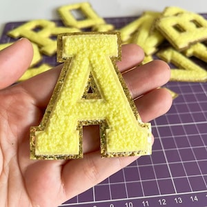 Chenilla amarilla Letras bordadas Hierro en parche Aplique para la bolsa de ropa para niños Diy Nombre Insignia Alfabeto Coser en parches Accesorios 2.56 "