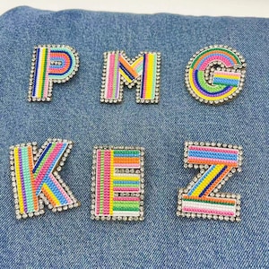 Neue bunte Buchstaben bestickt Patch Alphabet Brosche Kristall Applikation DIY Namen Buchstaben Pin für Kleidung Mantel, Hut, Tasche
