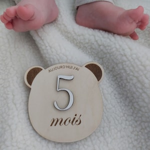 Carte étapes en bois forme ourson pour bébé entièrement personnalisable avec petit pochon pour les ranger image 8