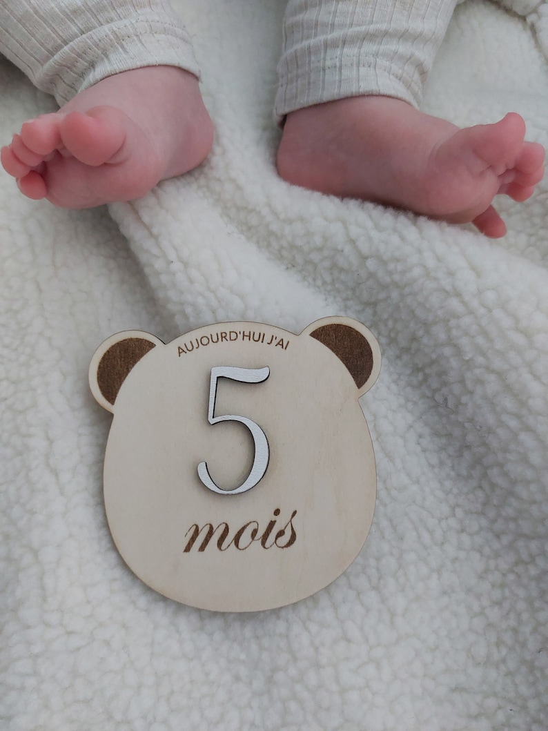 Carte étapes en bois forme ourson pour bébé entièrement personnalisable avec petit pochon pour les ranger image 8