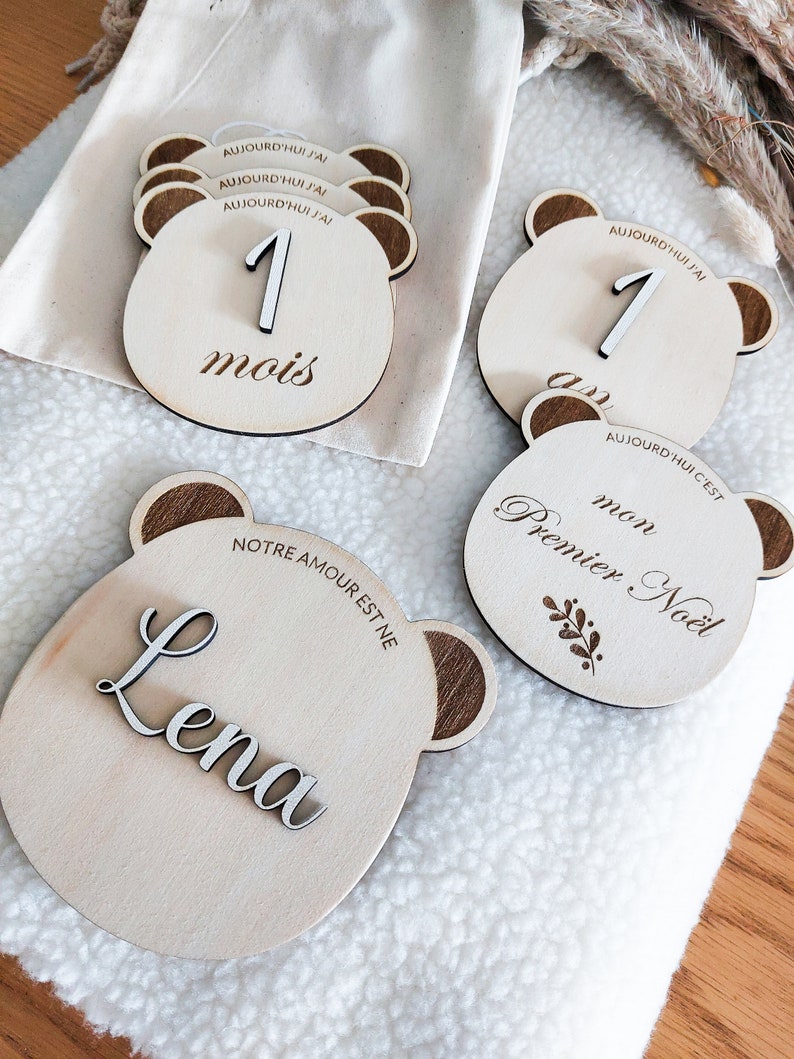 Carte étapes en bois forme ourson pour bébé entièrement personnalisable avec petit pochon pour les ranger image 2