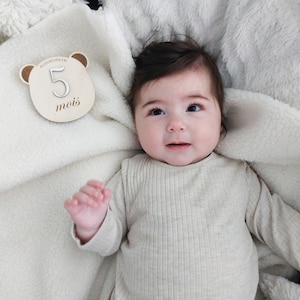 Carte étapes en bois forme ourson pour bébé entièrement personnalisable avec petit pochon pour les ranger image 4