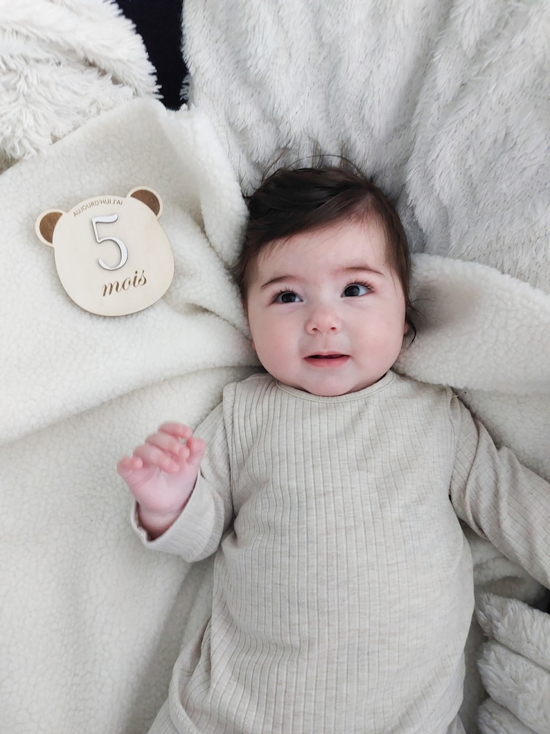 Carte étapes en bois forme ourson pour bébé entièrement personnalisable avec petit pochon pour les ranger image 4