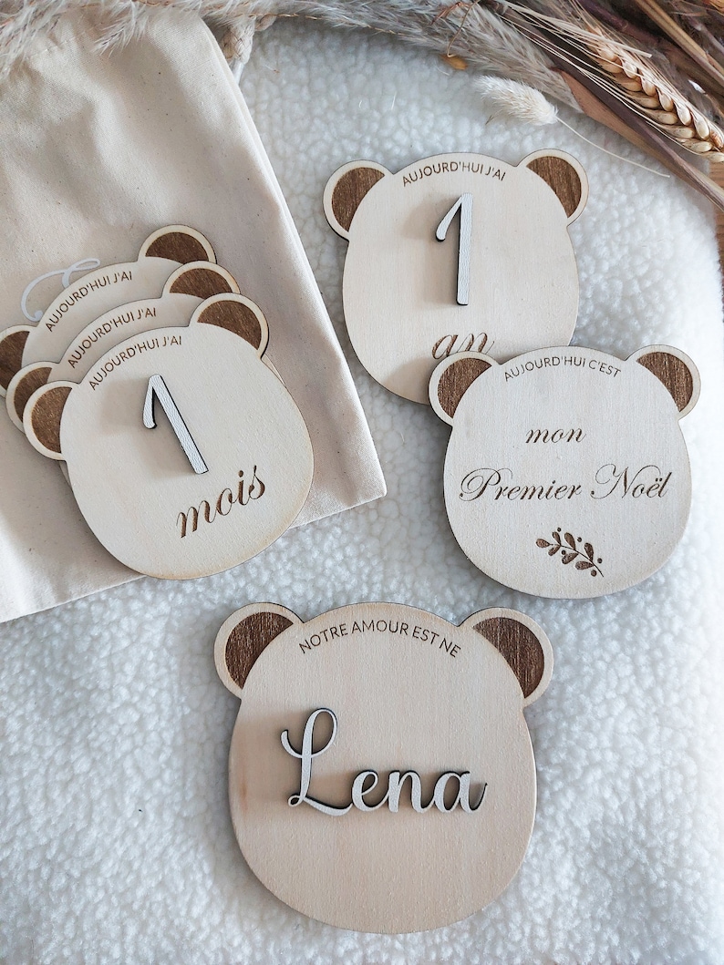 Carte étapes en bois forme ourson pour bébé entièrement personnalisable avec petit pochon pour les ranger image 9
